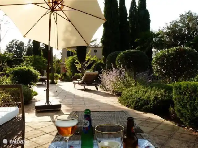 Le Grand Paradis | France, Var, Garéoult - maison de vacances terrasse de la piscine avec canapé lounge