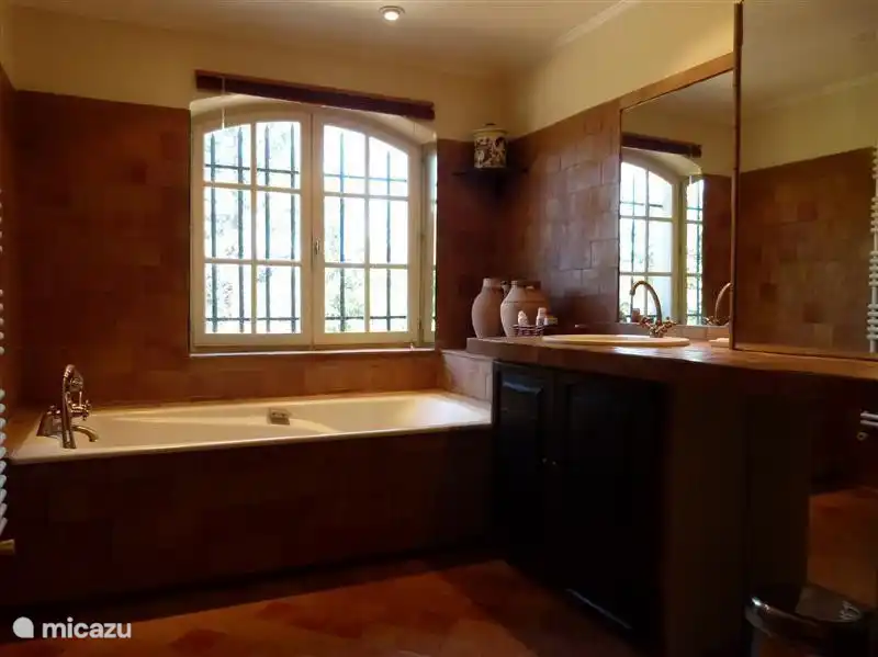 salle de bain à l'étage