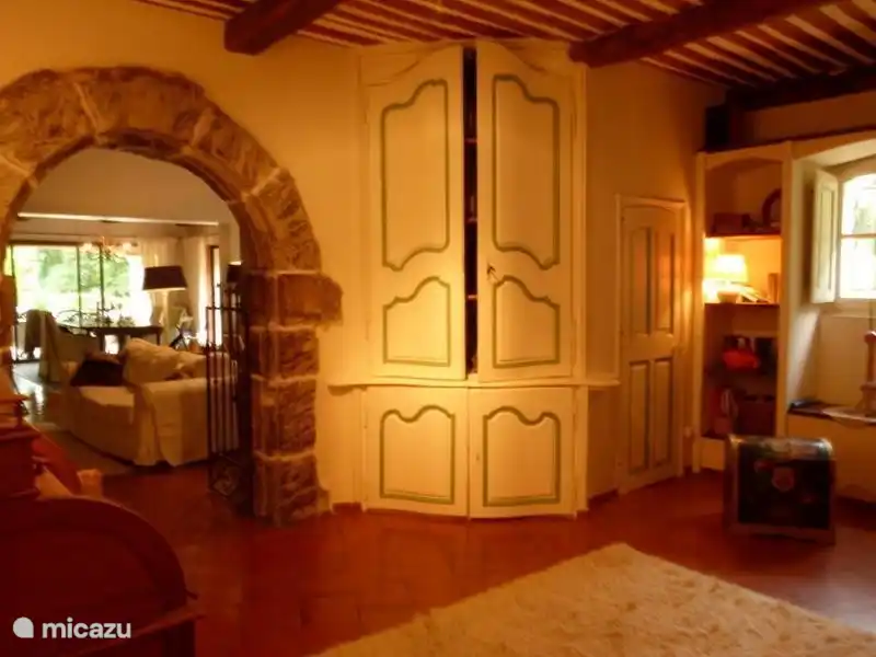 salle de télévision/bibliothèque