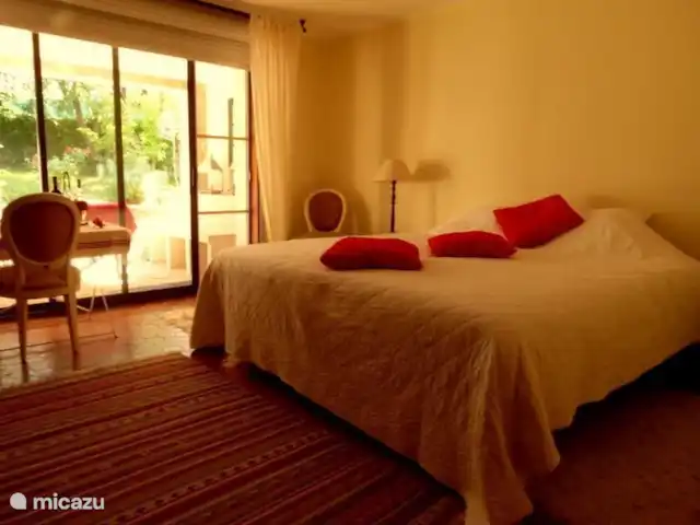Le Grand Paradis | France, Var, Garéoult - maison de vacances Chambre principale au rez-de-chaussée, avec coin salon confortable et terrasse couverte