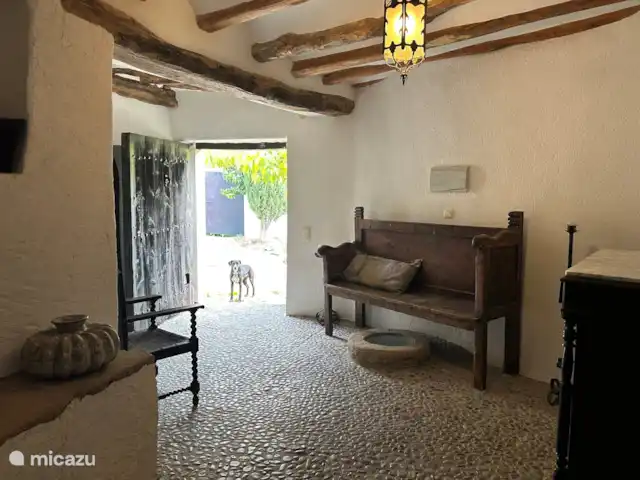 finca en España, Pirineos españoles , Juseu – Casa Milan en Juseu Finca Retreat La entrada de Casa Milan y Ravi está esperando afuera.