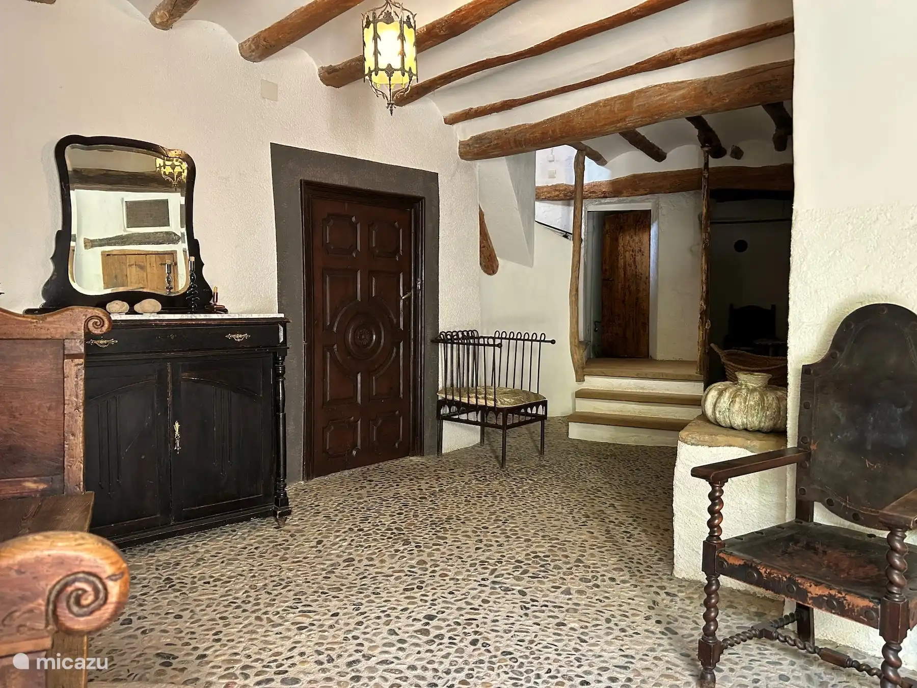 The entrance with access to the living room and the stairs to the upper floor (150m2) with 5 large bedrooms and 2 bathrooms.