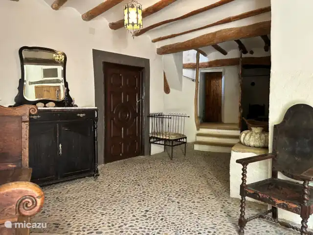 finca en España, Pirineos españoles , Juseu – Casa Milan en Juseu Finca Retreat La entrada con acceso al salón comedor y las escaleras a la planta superior (150m2) con 5 amplios dormitorios y 2 baños.