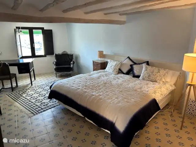 finca en España, Pirineos españoles , Juseu – Casa Milan en Juseu Finca Retreat Dormitorio 1, con una cama king size de 200x200 o 2x camas de 100x200.