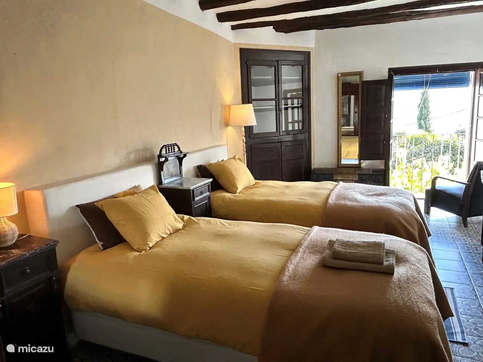 Bedroom 3, with a king size bed 200x200 or 2x beds 100x200. There is also a balcony.