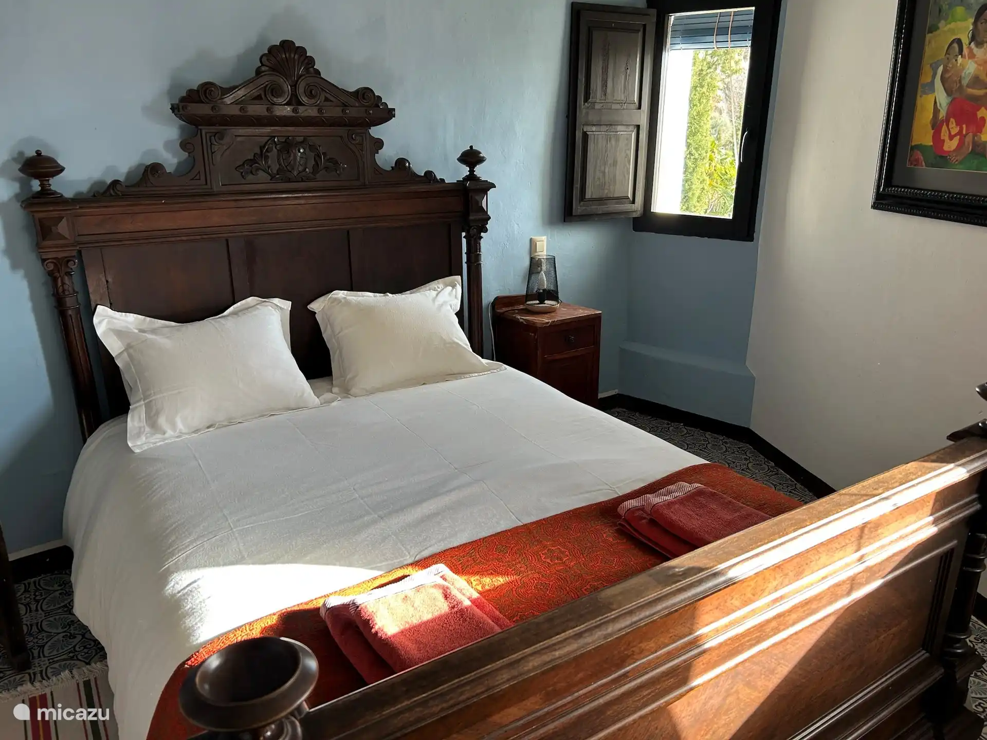 Bedroom 5 with an antique bed and a new mattress (2024) of 150x190.