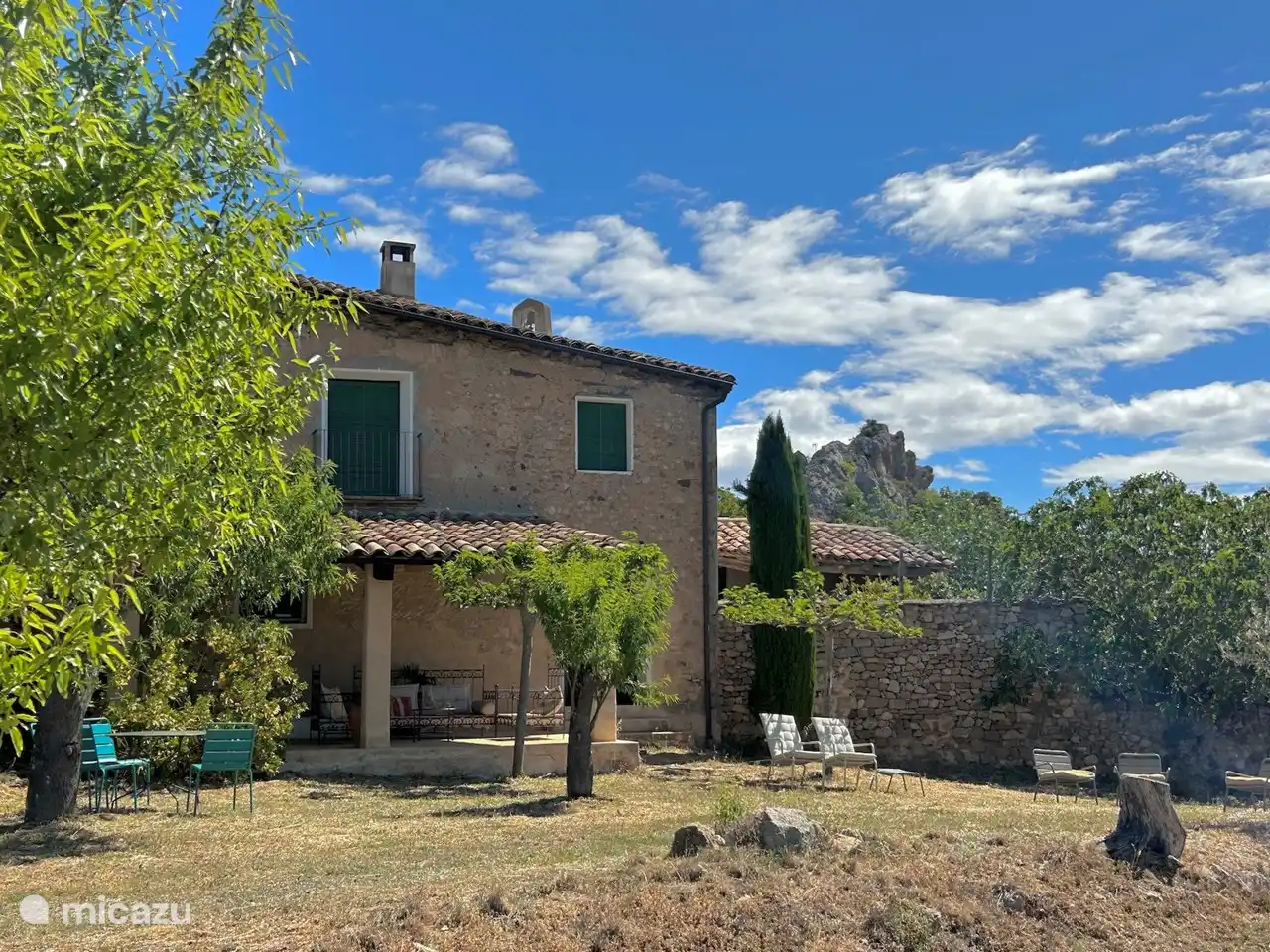 Behind Casa Milan the garden and 4ha of private almond and olive groves of Casa Milan (Juseu Finca Retreat).