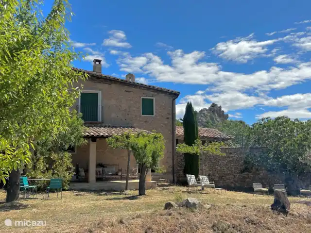 finca en España, Pirineos españoles , Juseu – Casa Milan en Juseu Finca Retreat Detrás de Casa Milan el jardín y 4ha de almendros y olivares privados de Casa Milan (Juseu Finca Retreat).
