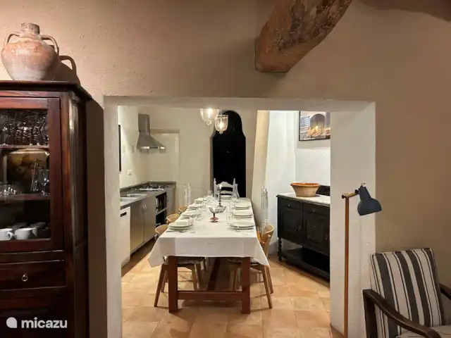 finca en España, Pirineos españoles , Juseu – Casa Milan en Juseu Finca Retreat Del salón a la cocina.