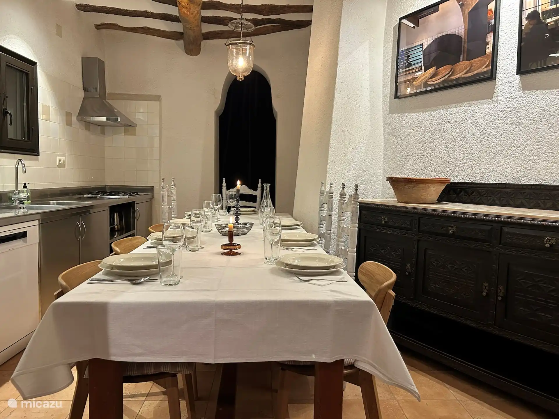 With a long dining table of 3m.