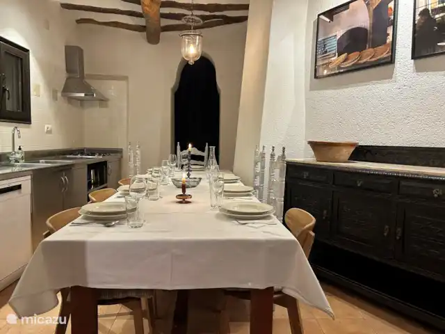 finca en España, Pirineos españoles , Juseu – Casa Milan en Juseu Finca Retreat Con una mesa de comedor larga de 3m.