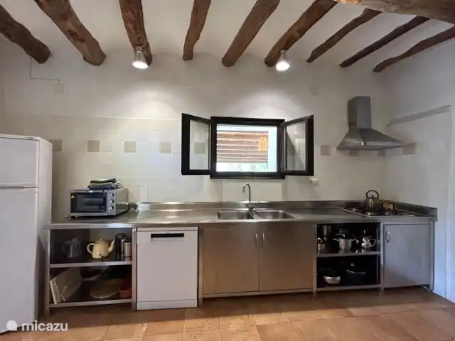 finca en España, Pirineos españoles , Juseu – Casa Milan en Juseu Finca Retreat La cocina bien equipada con lavavajillas y despensa separada y lavadero con lavadora.