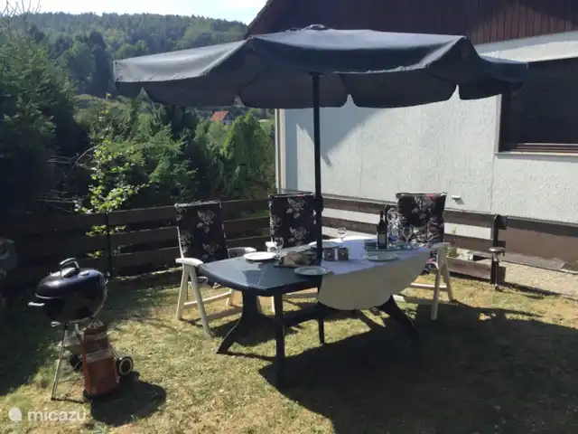 Wieda en Alemania, Baja Sajonia, Wieda - casa vacacional Terraza con una hermosa vista sobre el valle Aquí la barbacoa está lista para usar.