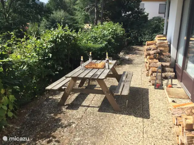 Wieda en Alemania, Baja Sajonia, Wieda - casa vacacional Terraza bajo el balcón. Aquí puede sentarse en el banco de picnic.