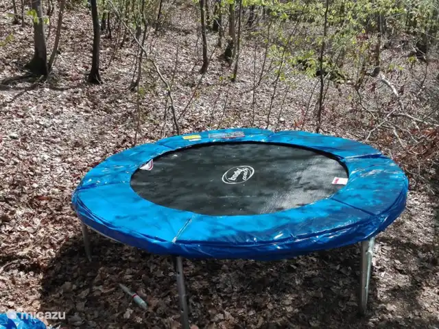 Wieda en Alemania, Baja Sajonia, Wieda - casa vacacional trampolín.
Hay una red de seguridad para los más pequeños.