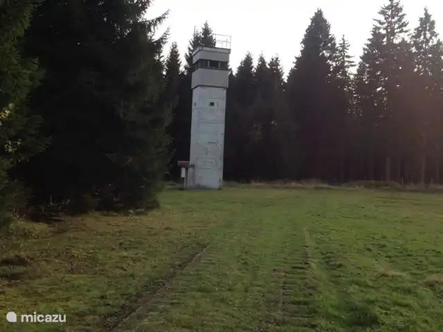 Wieda en Alemania, Baja Sajonia, Wieda - casa vacacional Kilómetros de rutas de senderismo a lo largo de la antigua frontera de Alemania Oriental. A veces te encuentras con una antigua torre de vigilancia aquí.