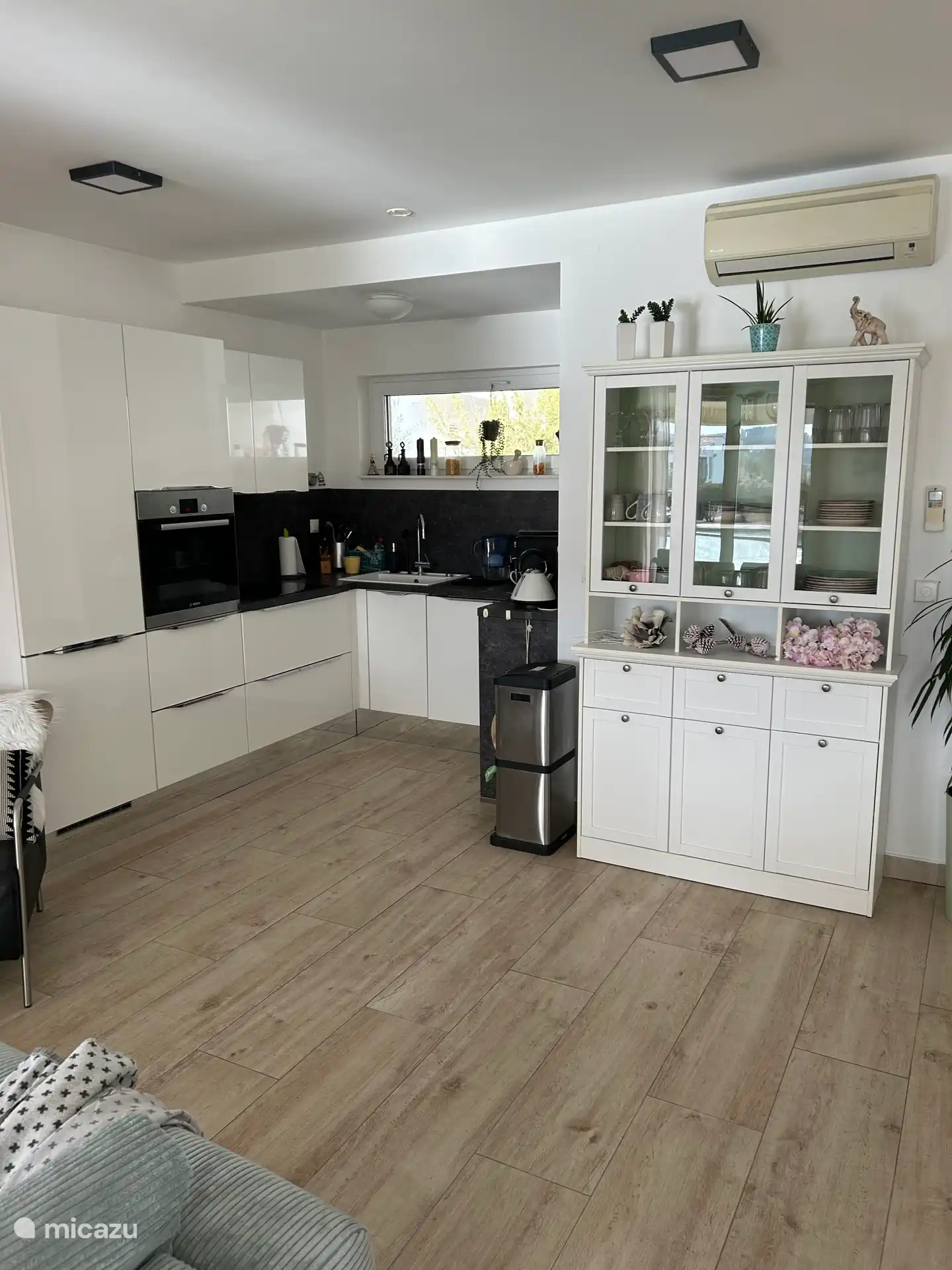 Küche mit Backofen, Kühlschrank, Gefrierschrank und Cerankochfeld.