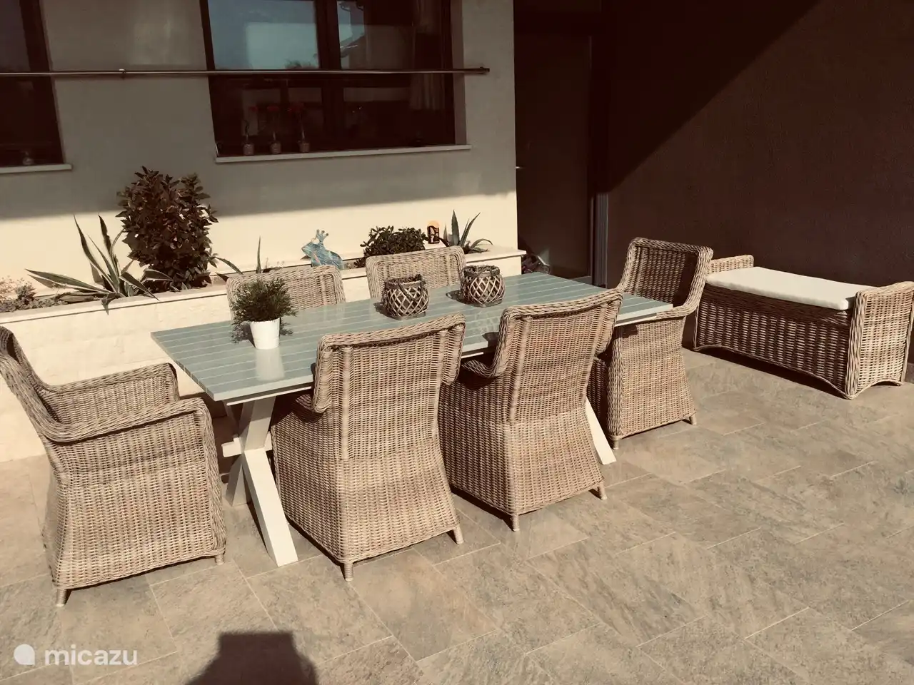 Die geräumige Terrasse im Erdgeschoss