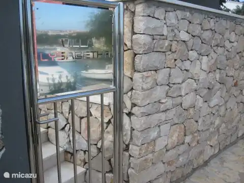 Dies ist die Tortür vom Gehweg zur Terrasse.