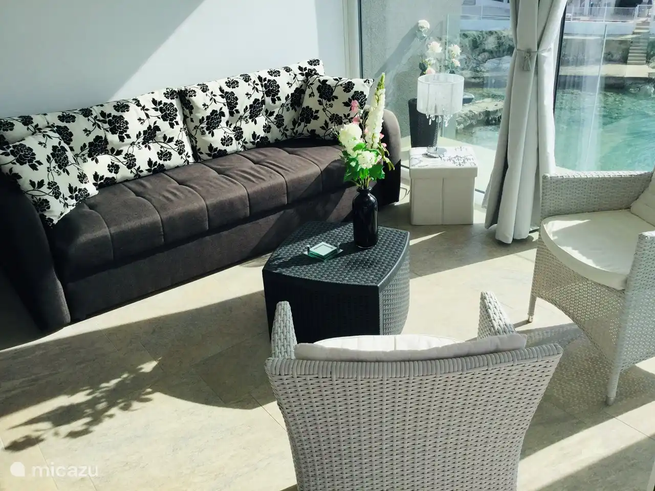 Das Wohnzimmer im Obergeschoss, das mit einem Raumteiler in einen dritten Schlafplatz für zwei Personen umgewandelt werden kann.