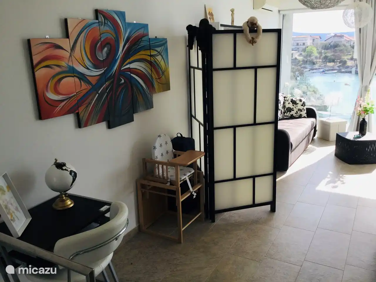 Wohnzimmer im Obergeschoss. Mit Schreibtisch.