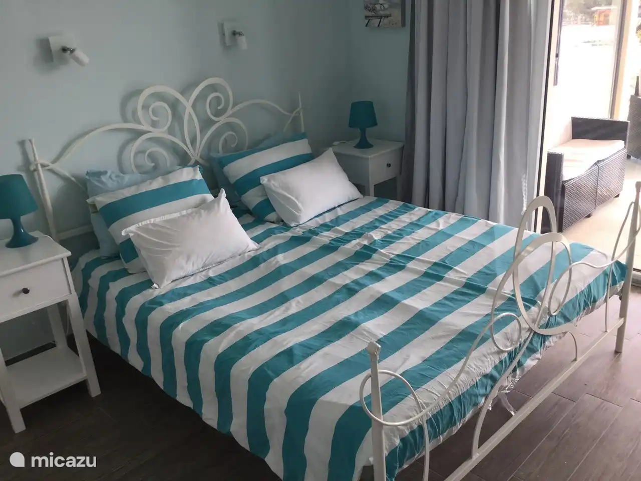 Dies ist das zweite Schlafzimmer mit einer Schiebetür zur Terrasse im Obergeschoss.