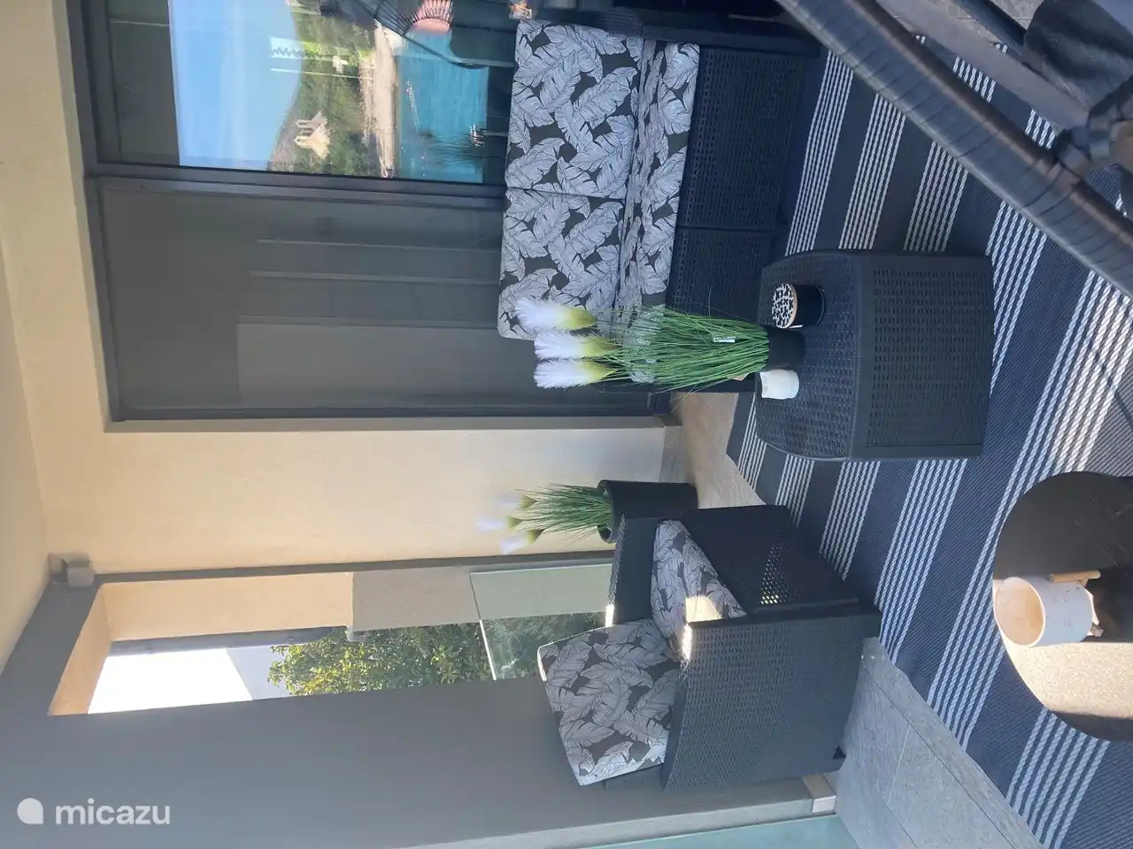 Die geräumige Terrasse im Obergeschoss mit Schiebetüren zum zweiten Schlafzimmer und zum Wohnzimmer. 