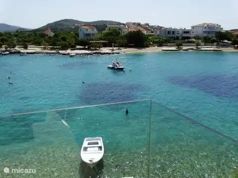 Der Blick auf den schönen Strand über die Straße mit Bars und Spielplätzen.