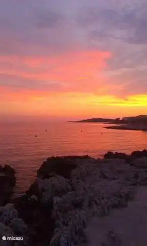 Ein schöner Sonnenuntergang vom Balkon aus gesehen.
