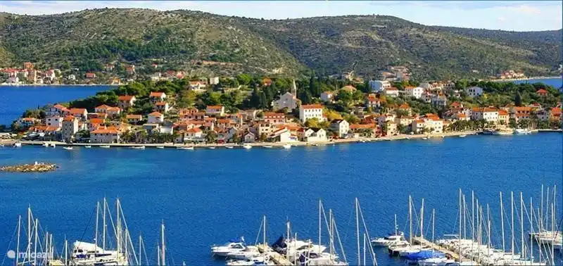 Das Dorf Rogoznica, gesehen vom Hafen.