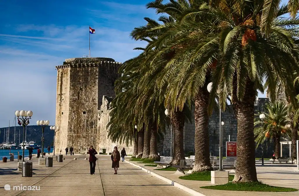 Trogir, UNESCO-Weltkulturerbe ist 30 km von Rogoznica. Ein Besuch, der sicherlich wert ist.