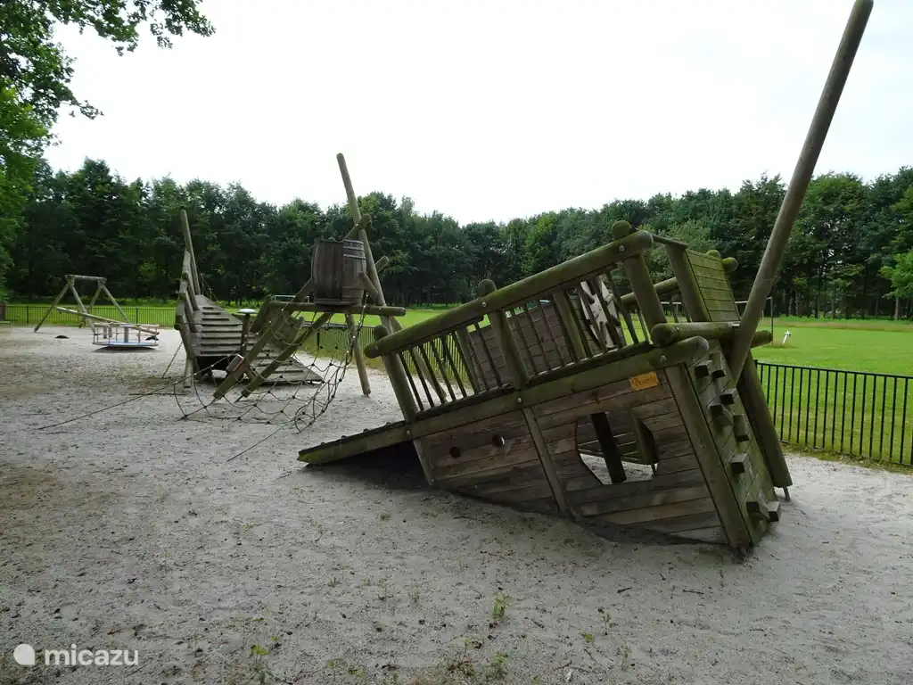 Voor kinderen zijn er op landgoed Hunzebergen leuke speelgelegenheden, waar onder ook een trapveldje.