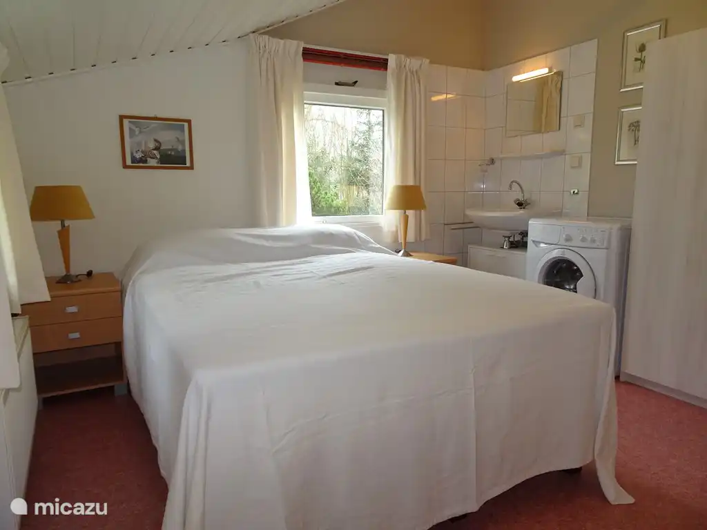 slaapkamer  2 voorzien van nieuwe twee eenpersoons boxspring bedden  met nachtkastjes  , een stoel wastafel, werkkast, en een ruime kledingkast  Door middel van topmatras mogelijkheid tot 2 persoonsboxspring.