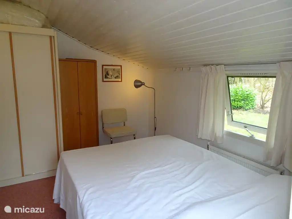 slaapkamer 2  met twee eenpersoons boxspring bedden  met nacht kastjes , wastafel, wasmachine , werkkast ,stoel en een ruime kledingkast. 