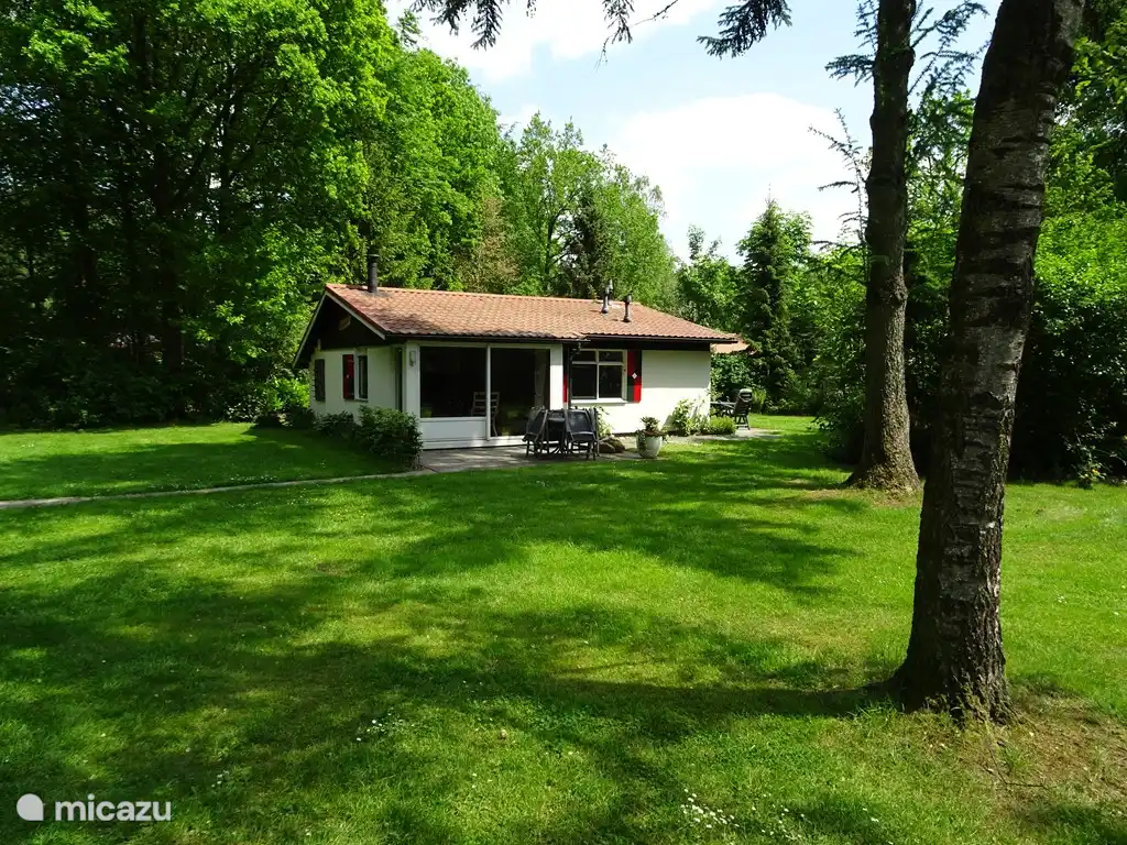 

Vanuit de woonkamer met schuifpui heeft U een fraai uitzicht. Op dit terras geven de bomen wat schaduw op warme dagen of U kunt hier juist genieten van de avondzon.
