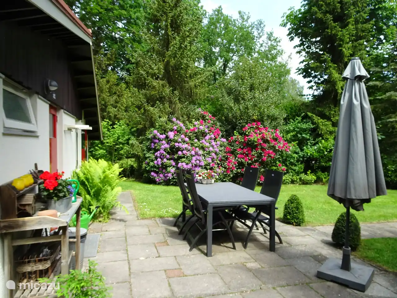 Een ruime zit in een besloten achtertuin met veel privacy.