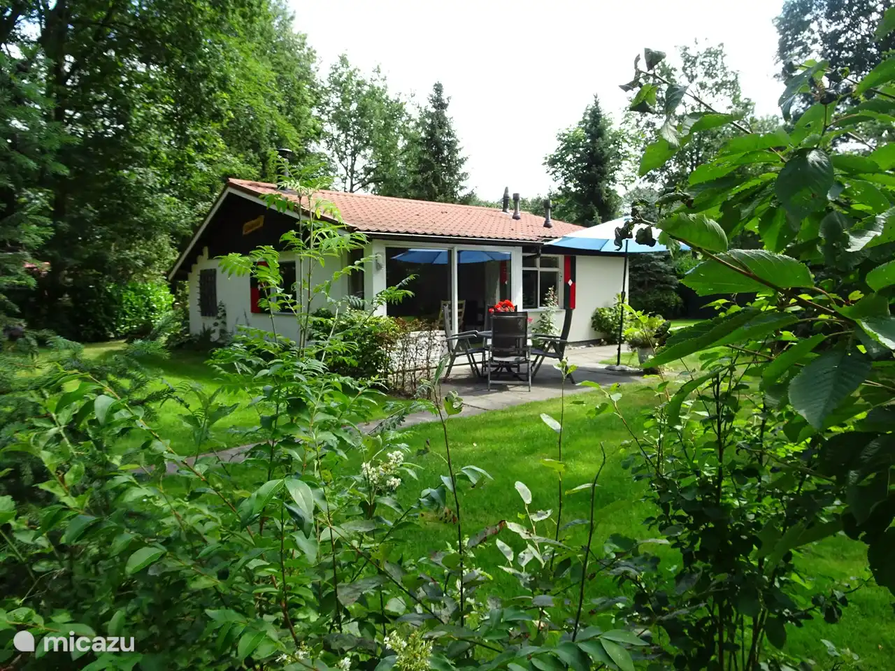 Bij het schuifpui heeft U een zitje waar U kunt genieten van de middag- en of avondzon.