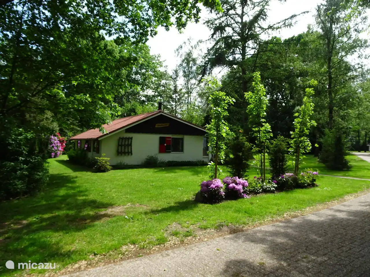 De vakantiebungalow is fraai gelegen in het groen.

