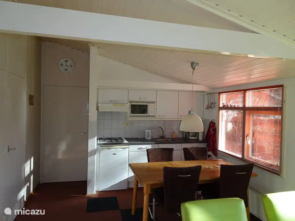 open keuken met royale eettafel voor minimaal vier personen