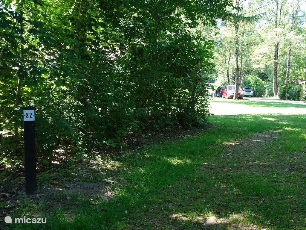 Aansluitend aan de bossingel en bij de vakantiebungalow bevindt zich de parkeerplaats met nummer 82.