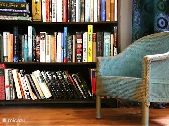 Ensemble Romantique | France, Lot, Bélaye - maison de vacances bibliothèque avec fauteuil
