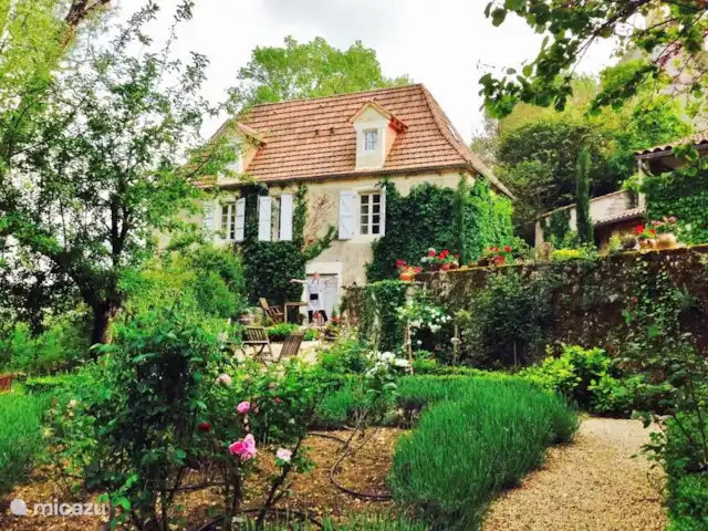 Ensemble Romantique | France, Lot, Bélaye - maison de vacances le jardin fleuri