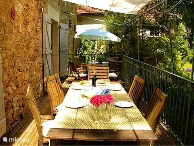 Ensemble Romantique | France, Lot, Bélaye - maison de vacances la grande table à manger sur la terrasse
