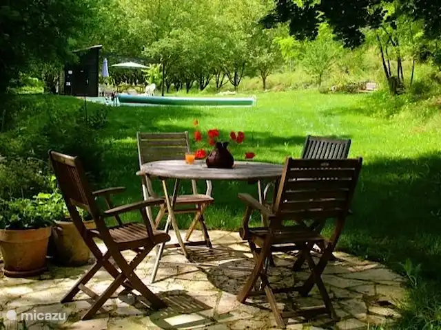 Ensemble Romantique | France, Lot, Bélaye - maison de vacances un coin salon cosy dans le jardin