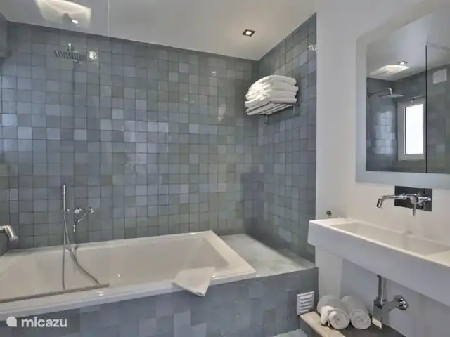 Casa Veromar en Portugal, Algarve, Carvoeiro - casa vacacional 1 de 2 baños, con bañera y ducha.