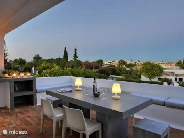 Casa Veromar en Portugal, Algarve, Carvoeiro - casa vacacional Terraza arriba con pequeñas instalaciones para cocinar al aire libre / plancha, mesa de comedor y sofá.