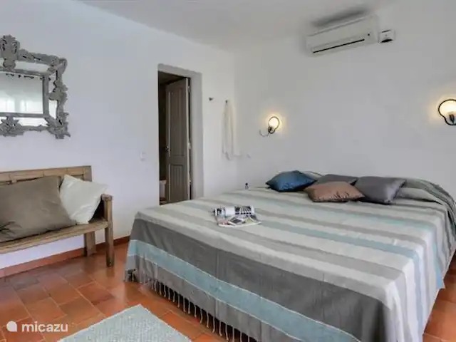 Casa Veromar en Portugal, Algarve, Carvoeiro - casa vacacional Dormitorio, con baño contiguo.