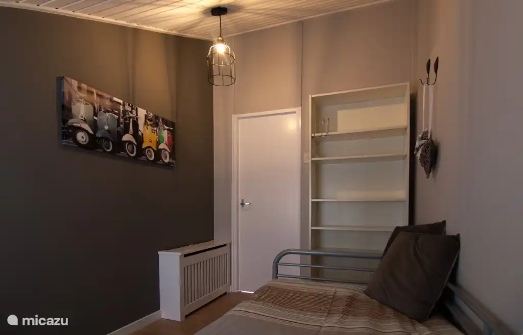 La chambre simple sous un angle différent.