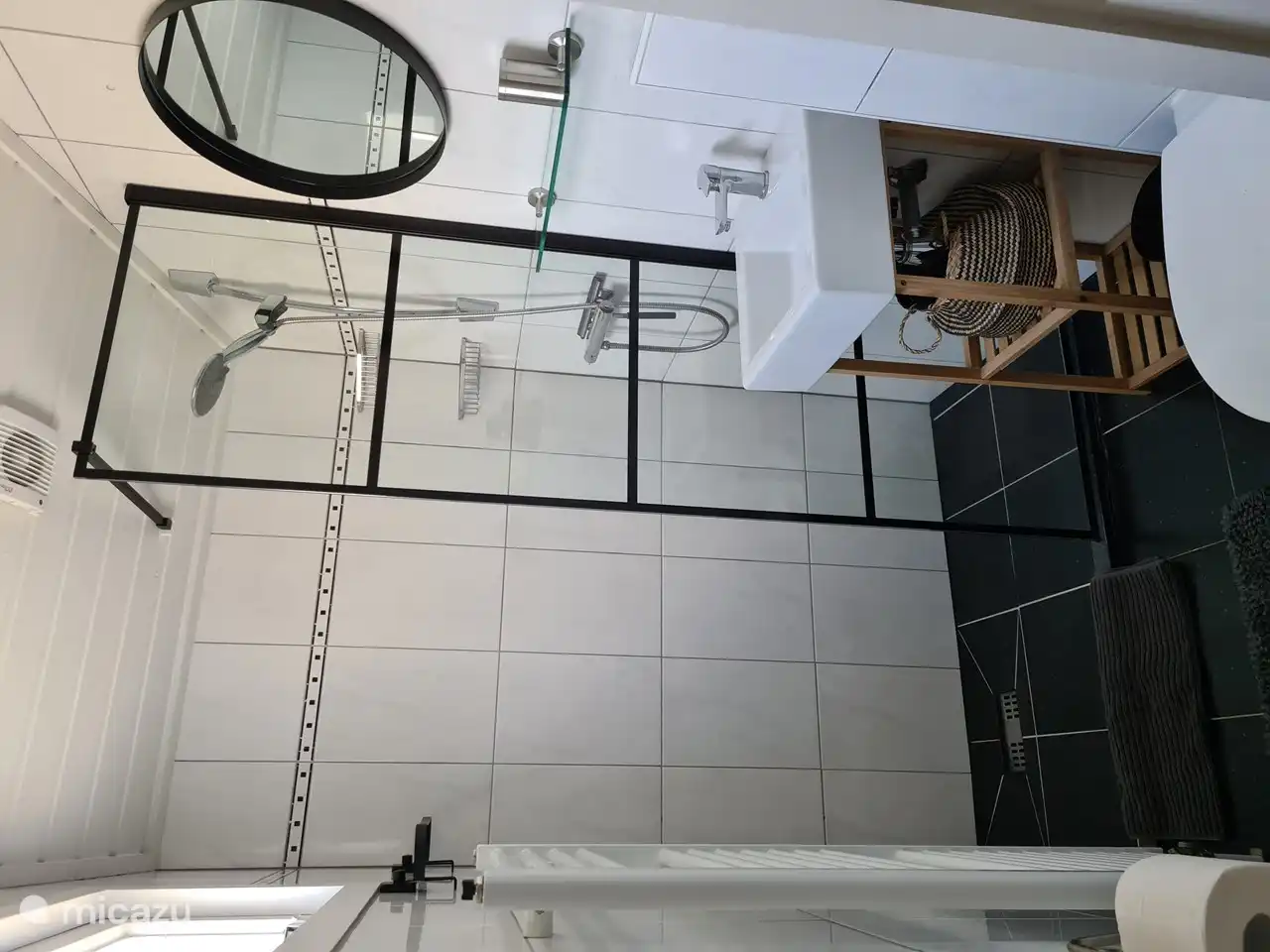 Salle de bain compacte et soignée.