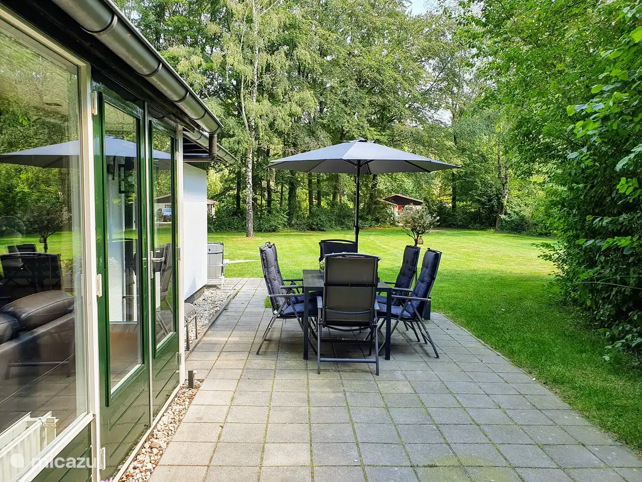 De la terrasse aux portes du jardin vous avez une vue sur la pelouse
